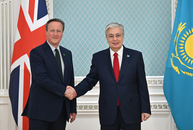 Глава государства принял министра иностранных дел Великобритании Дэвида Кэмерона